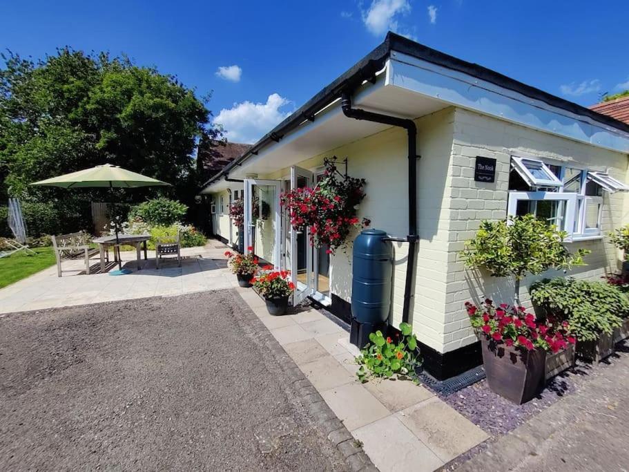Willa The Nook Located In A Beautiful Garden Setting With Parking Stratford-upon-Avon Zewnętrze zdjęcie